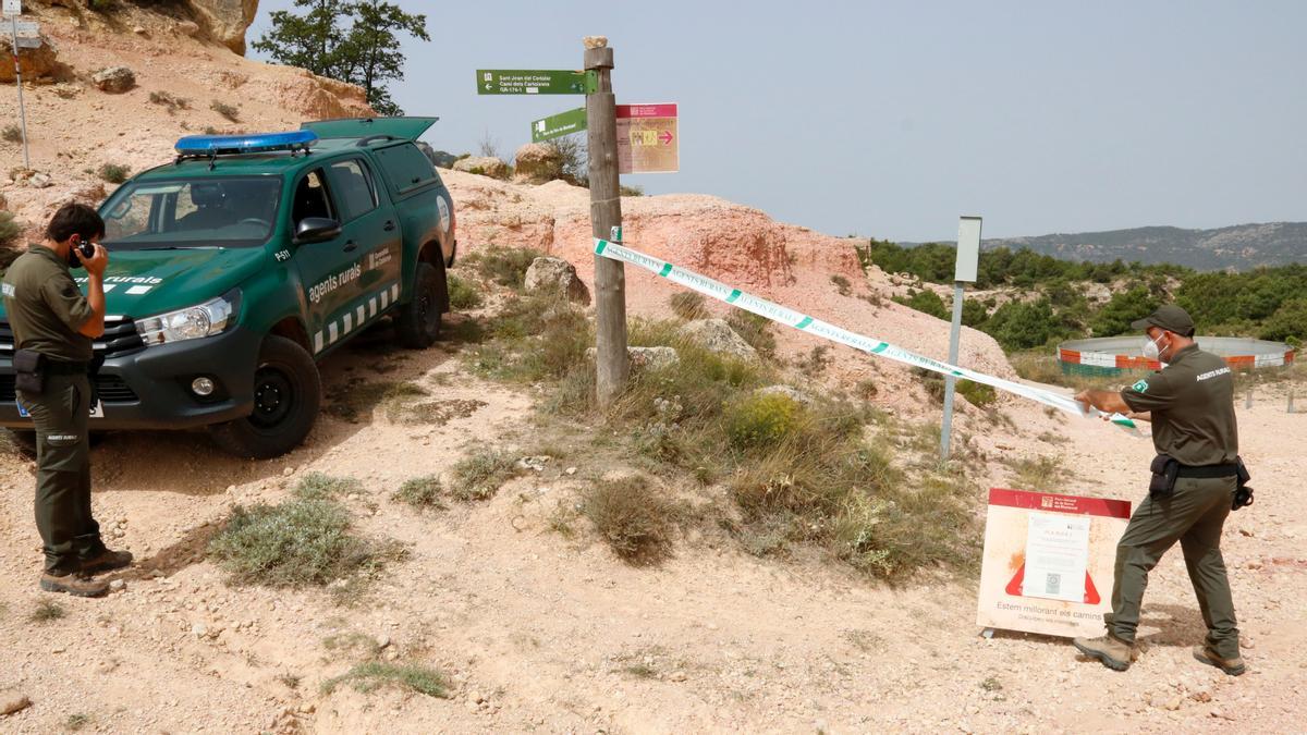 Una patrulla de agentes rurales cierra uno de los accesos al parque natural de la Serra del Montsant.