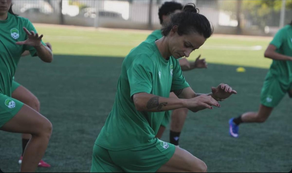Belén Martínez durante su primer entrenamiento como jugadora del Sport Extremadura.
