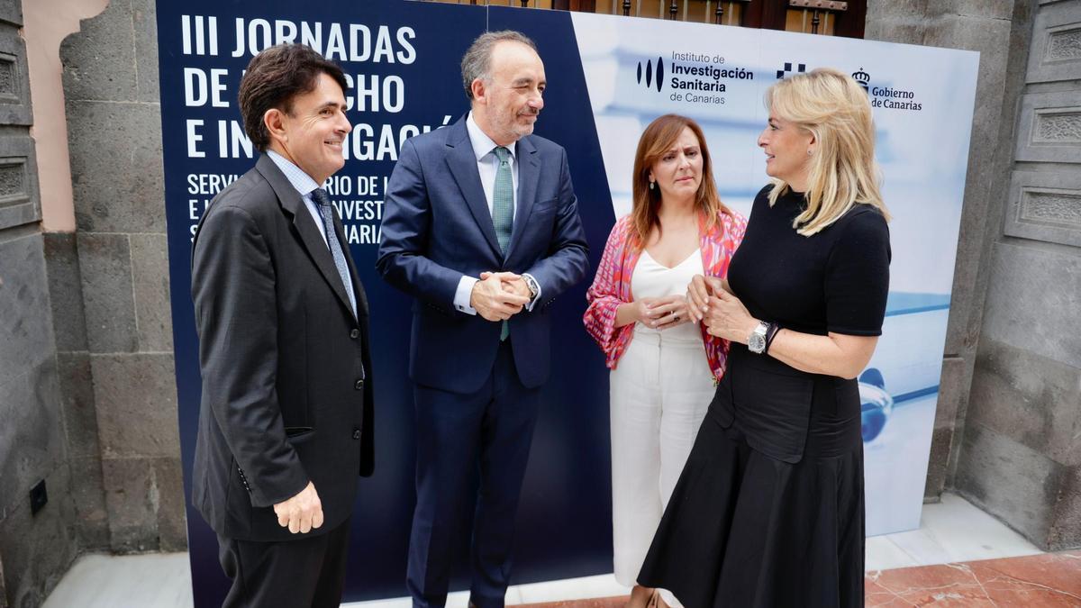 De izquierda a derecha: el director científico del Instituto de Investigación Sanitaria de Canarias, Fernando Gutiérrez; el presidente de la Sala Segunda del Tribunal Supremo de España, el grancanario Manuel Marchena; la consejera de Presidencia y Justicia del Gobierno de Canarias, Nieves Lady Barreto; y la consejera de Sanidad del Ejecutivo regional, Esther Monzón.