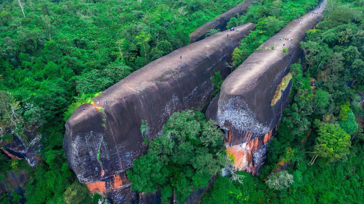 Three Whales Rock montañas ballenas Tailandia