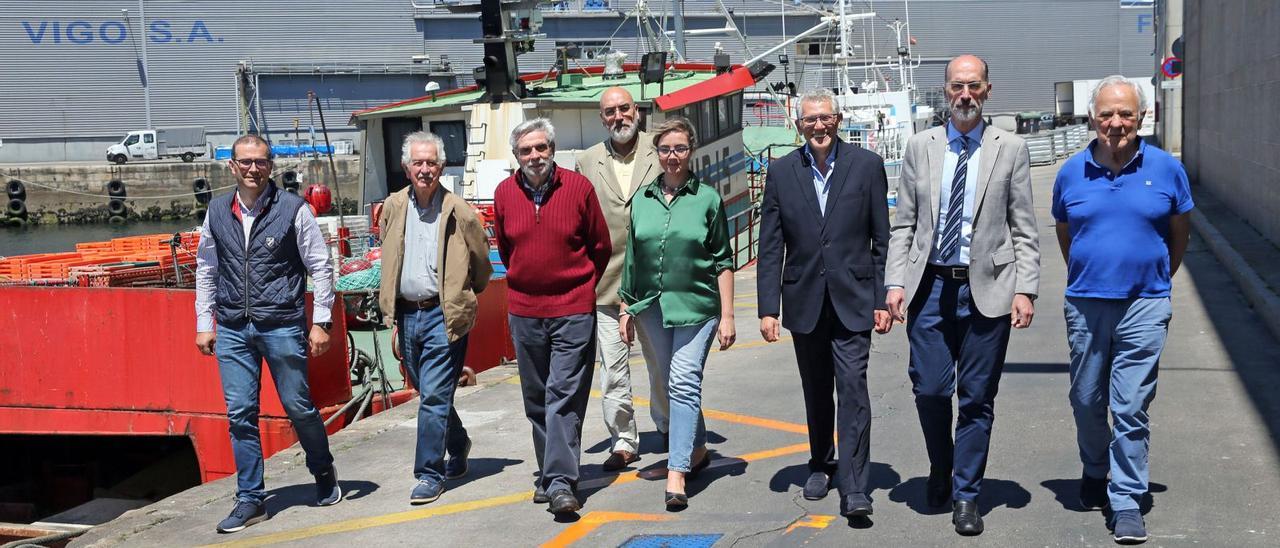 Desde la izquierda: Jesús Ibáñez, comercializador; Manuel González, armador; Fernando Ibáñez, vendedor; Hugo González, gerente adjunto de ARVI; Isabel Núñez, armadora; Javier Touza, armador y presidente de ARVI; Jesús Vázquez Almuiña, presidente del Puerto de Vigo, y Salvador González, armador.