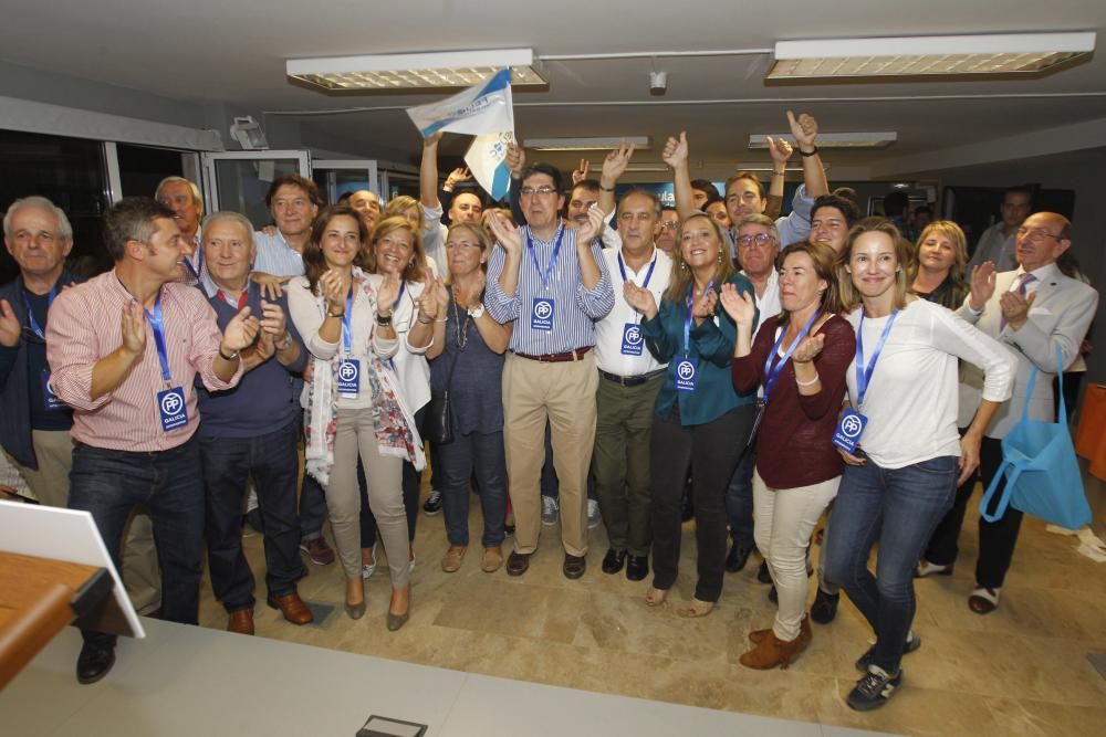 Varias decenas de personas se acercaron a la sede de los populares en la calle Urzaíz para celebrar junto al PP vigués la mayñría absoluta de Núñez Feijóo