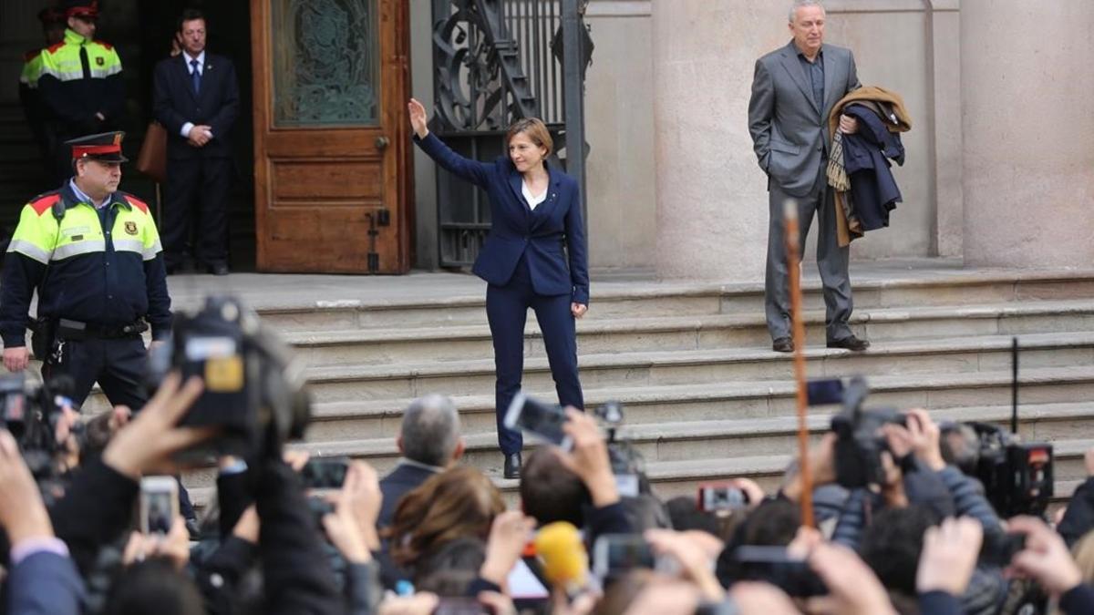 Carme Forcadell saluda a los congregados frente al TSJC tras su declaración.