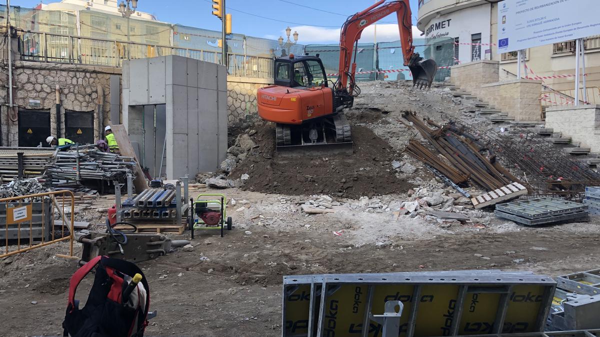 Obras en la Tribuna de los Pobres, con la estructura del ascensor ya construida.