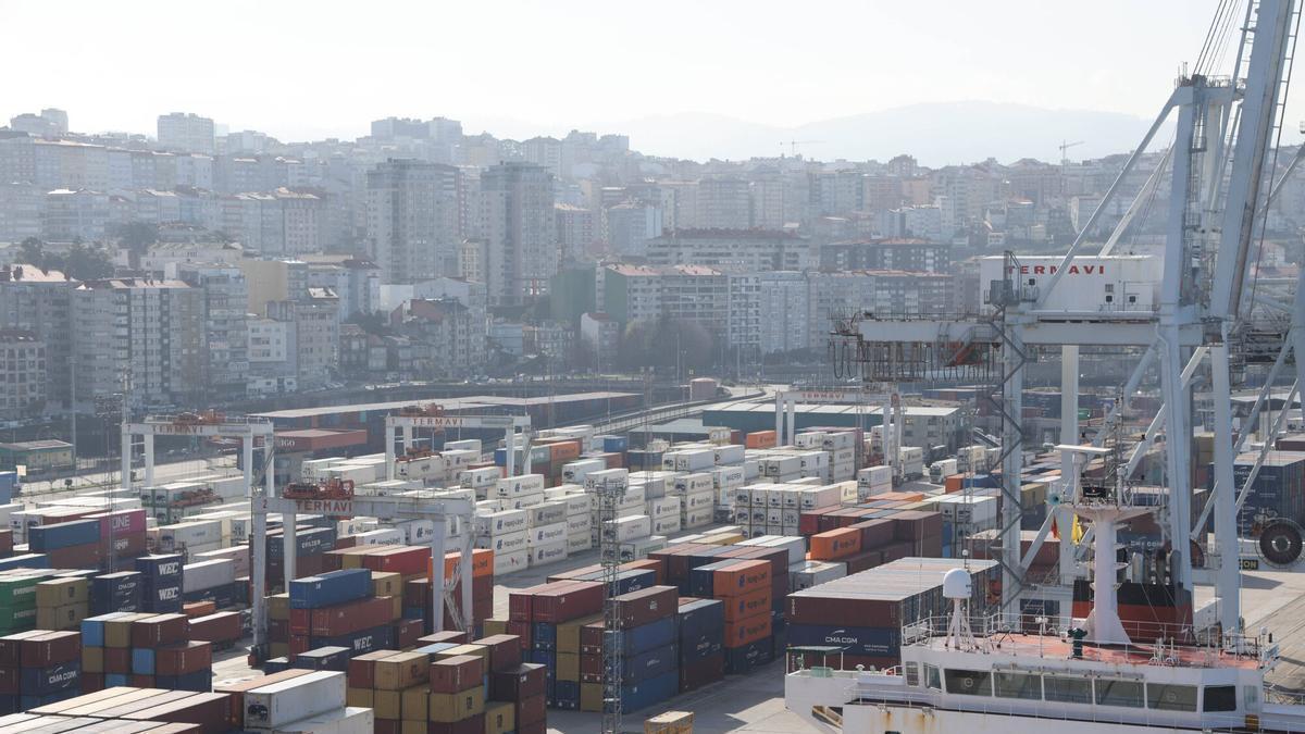 Terminal de contenedores en el muelle de Guixar, en Vigo.