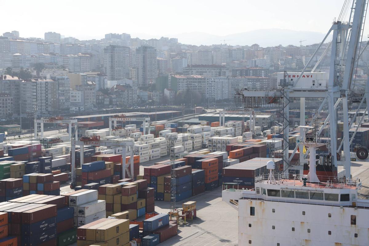 Vista de la terminal de Guixar, con los contenedores.
