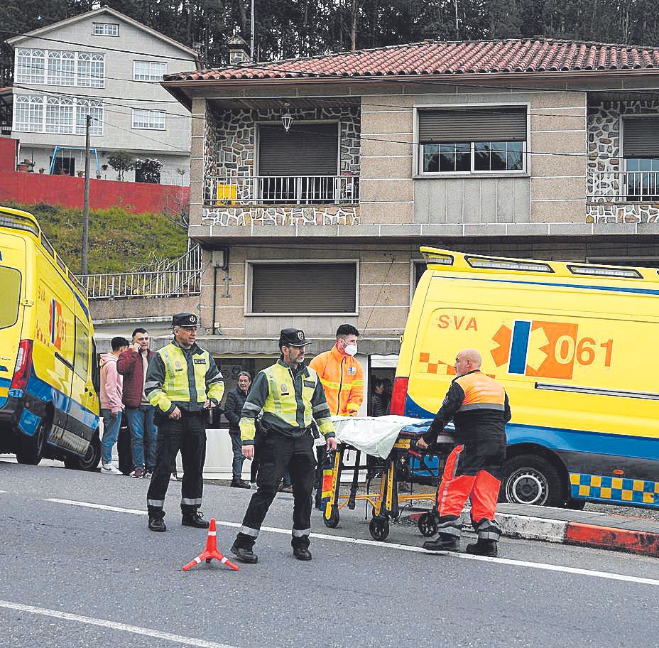Dos muertos en Vilaboa arrollados por un vehículo cuando jugaban la partida en un bar