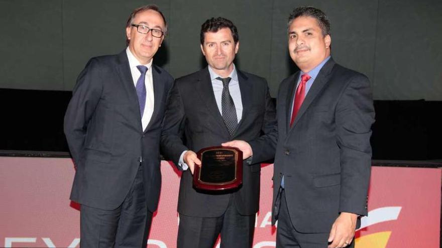 Fernando Candela, presidente y consejero delegado de Iberia Express; Valentín Lago, director de operaciones de la aerolínea; y Jim Hetzel, vicepresidente de desarrollo de la consultora FlightStats.
