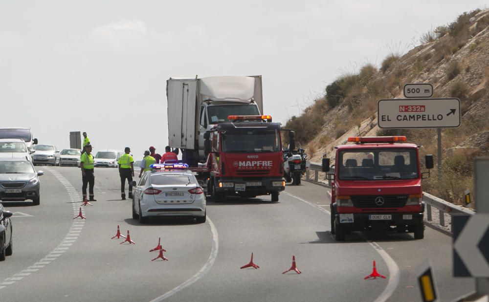 El vuelco de un camión provoca retenciones entre El Campello y La Vila