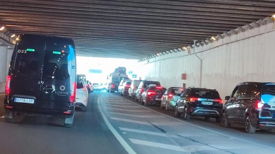 Atasco kilométrico por trabajos de jardinería en la autovía del aeropuerto de Ibiza