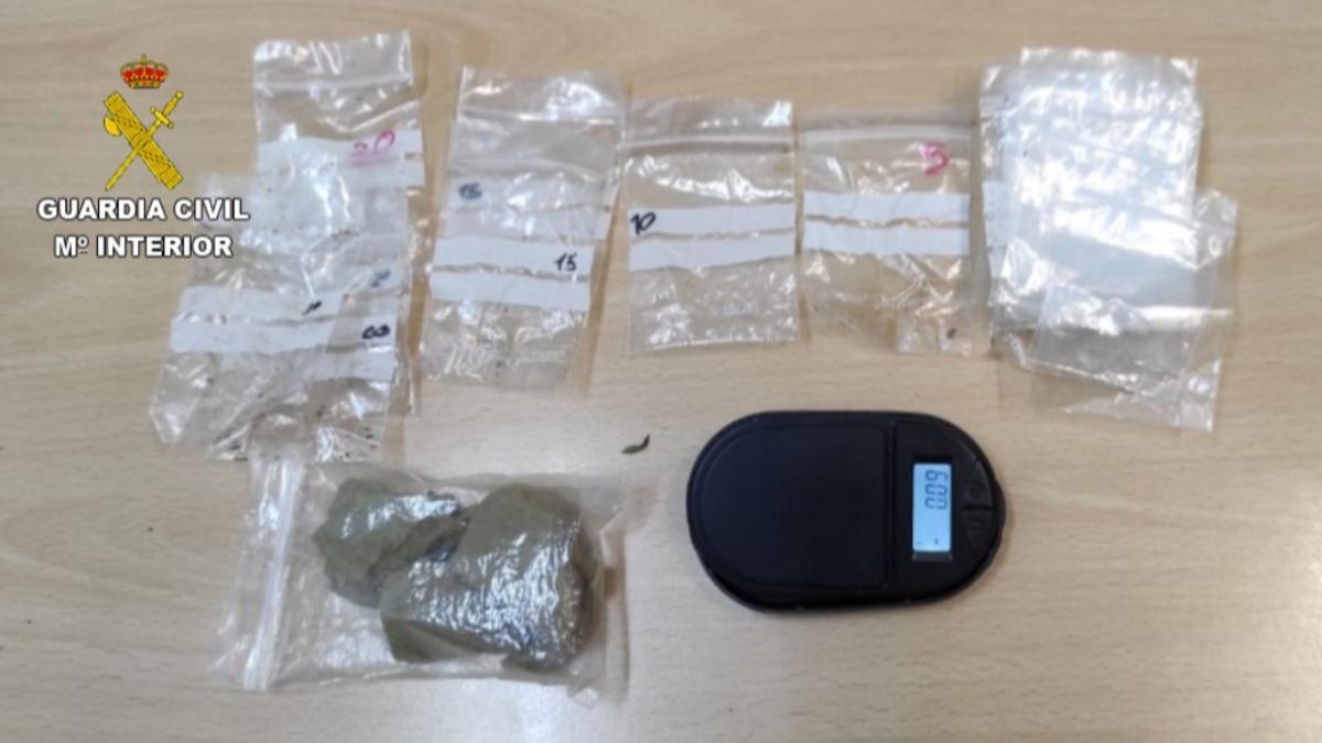 Báscula de precisión y hachís hallados al joven investigado por menudeo de drogas en Cangas.