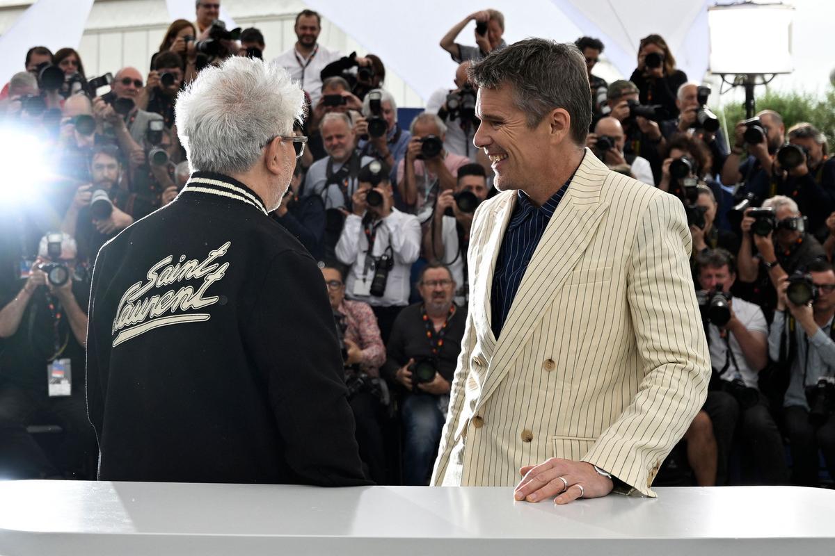 Pedro Almodóvar aterriza en Cannes. El cineasta estrena en Cannes el mediometraje ‘Extraña forma de vida’, con Ethan Hawke y Pedro Pascal, un wéstern protagonizado por dos gais que subvierte el género