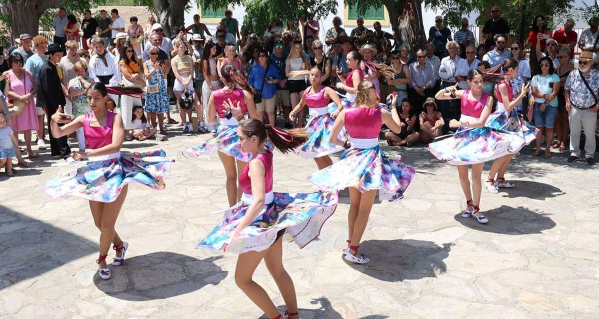Las faldas ondeando durante el baile.