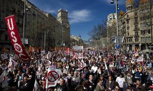 Milers de persones s’han manifestat aquest diumenge al migdia pel centre de Barcelona en contra de la reforma laboral.
