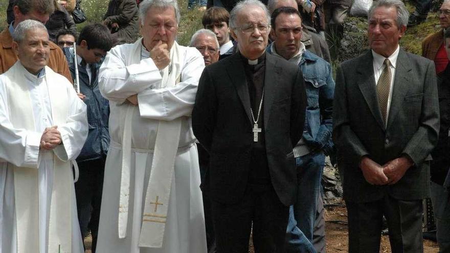 Marcelino Gutiérrez a la derecha del obispo de Zamora, Gregorio Martínez Sacristán, en una romería.