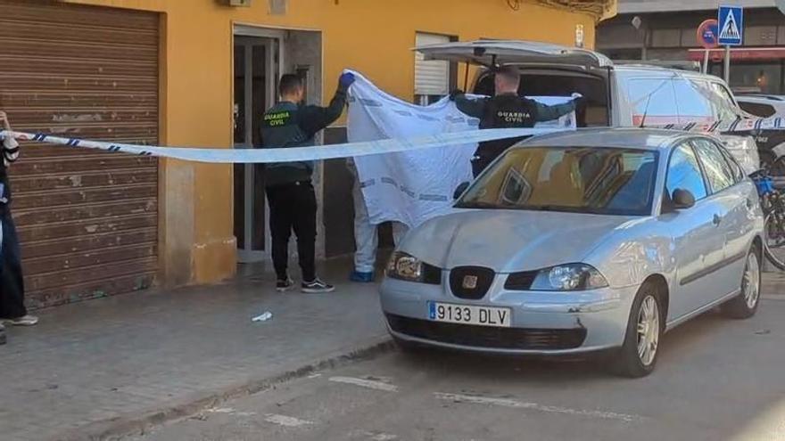 La comisión judicial retira el cadáver del hombre de Catarroja asesinado de un tiro por su vecino