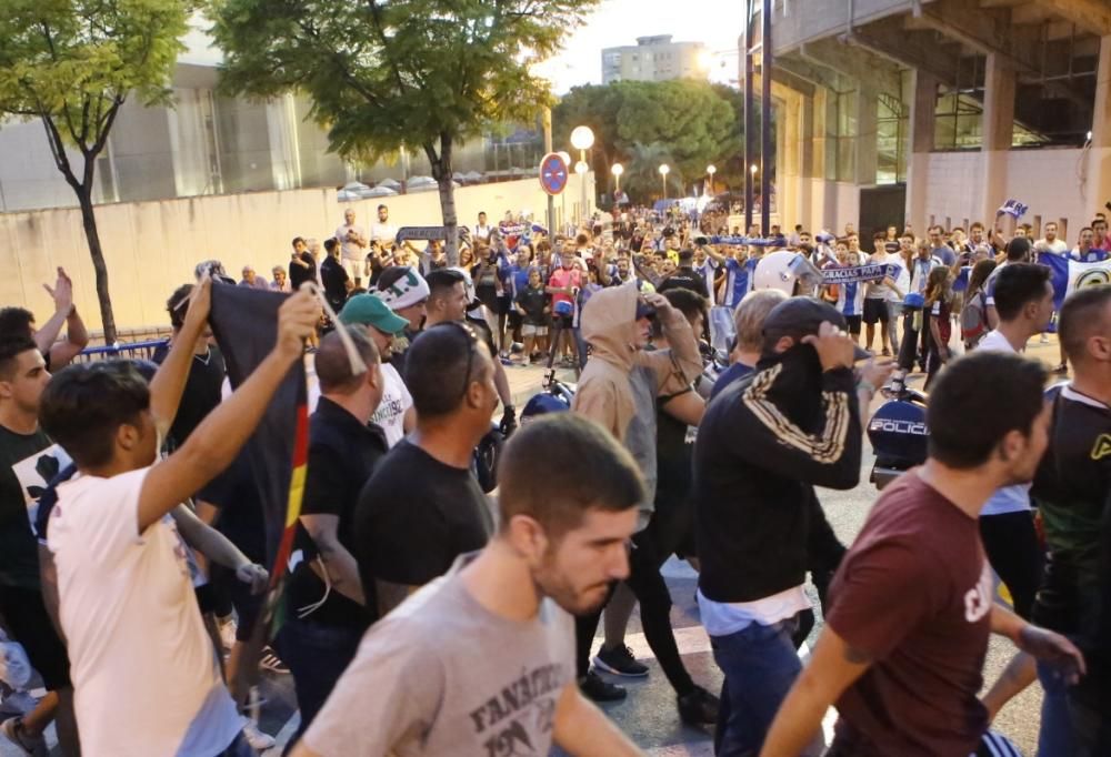 Los aficionados de ambos equipos, a su llegada al estadio