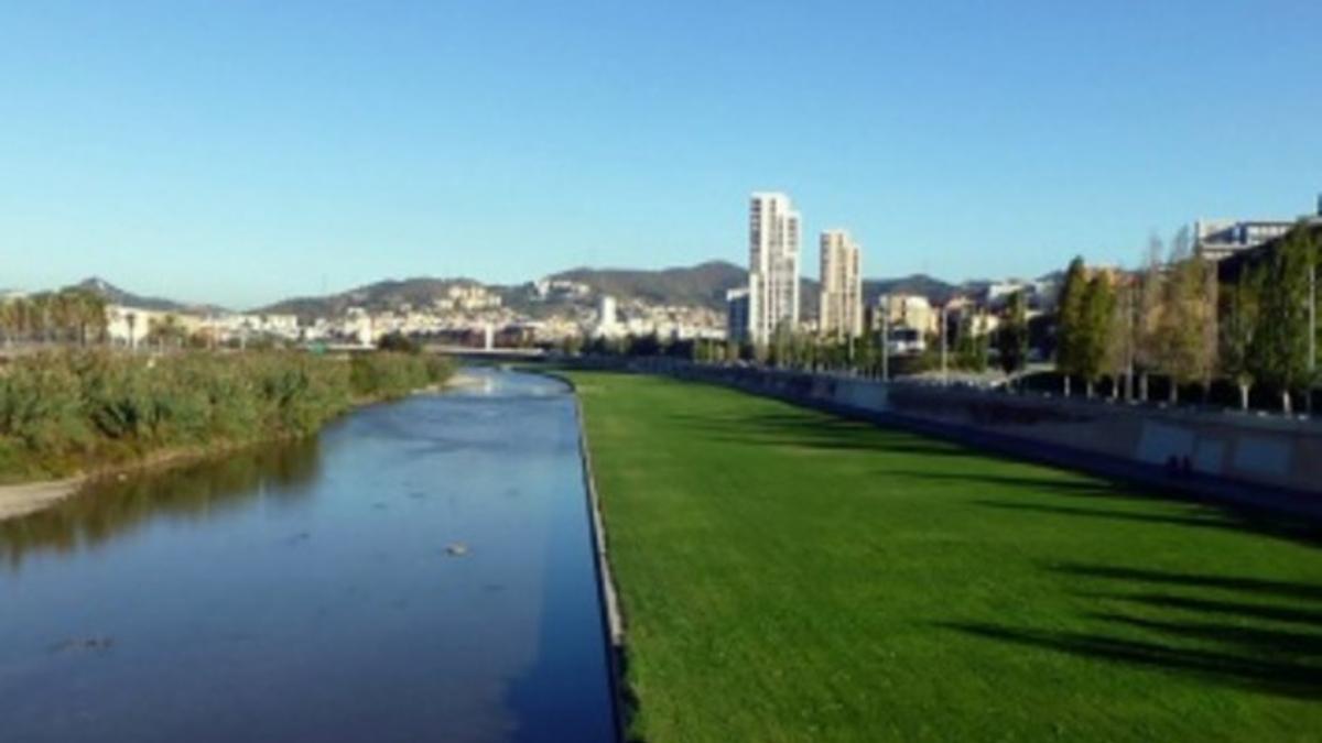 El río Besòs a su paso por Santa Coloma.