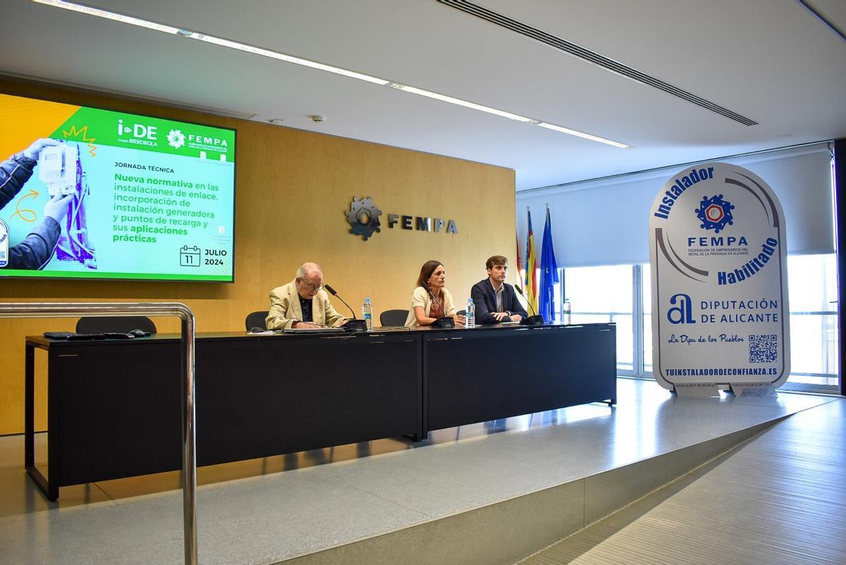 Rosa M. Aragonés, directora territorial de Innovación, Industria, Comercio y Turismo; Guillermo Raga, director de i-DE Región Este; y Jorge Ibáñez, presidente de FEMPA durante la apertura del acto.