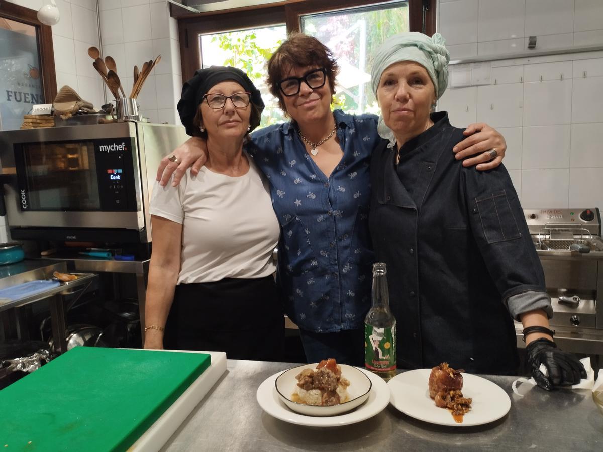 Montse Fernández, Ana Emilia Ordóñez y Terina Martínez con los platos preparados en la cocina.