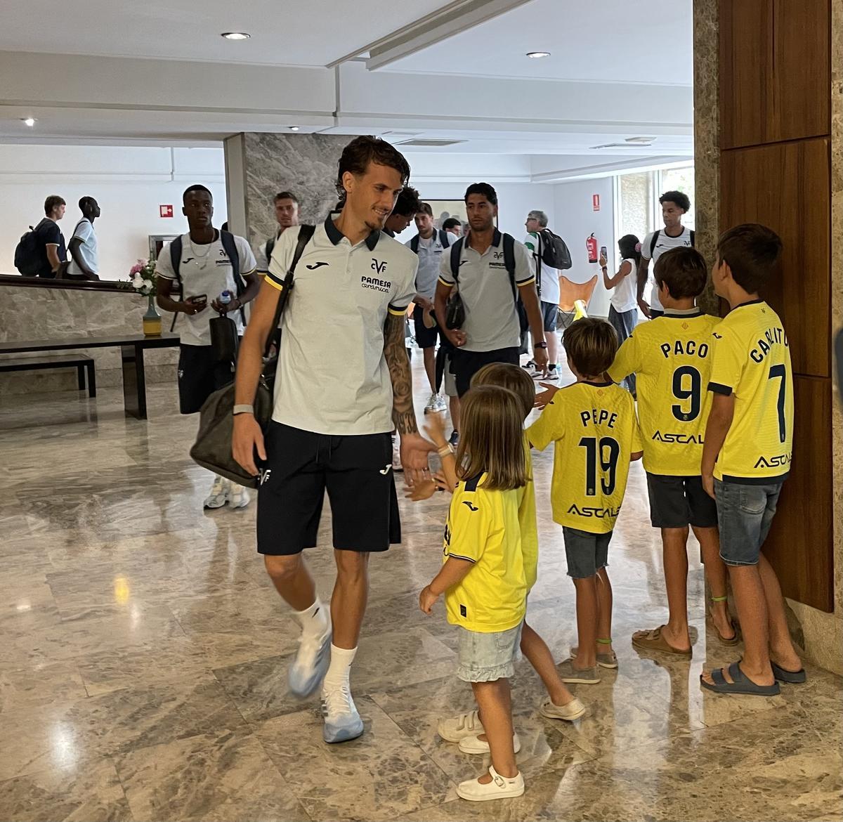 Carlos Romero, reclamado por pequeños aficionados ‘groguets’ en el hotel del Villarreal en Santanter.