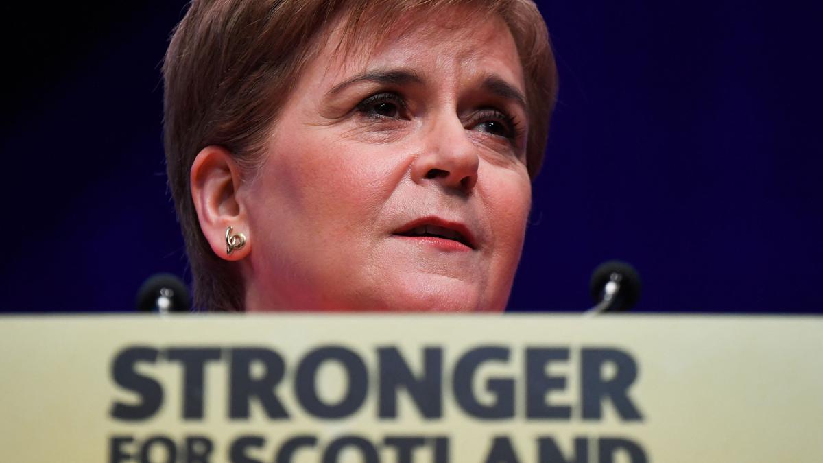 La ministra principal de Escocia, Nicola Sturgeon, durante su intervención en la conferencia del SNP en Aberdeen, este lunes.