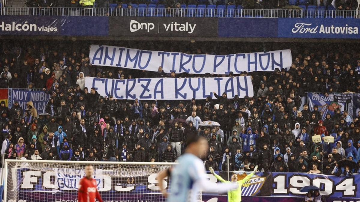 Mensajes de apoyo de la Grada de Animación en La Rosaleda a Kylian.
