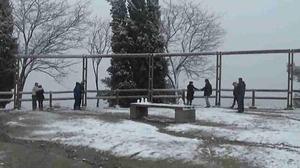 Alguns ciutadans s’han acostat als miradors de l’Arrabassada per veure de prop la nevada.