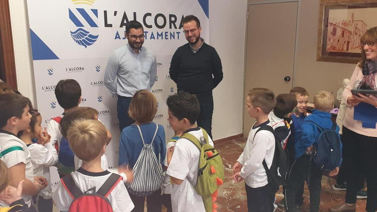 Foto de archivo de una visita de niños al ayuntamiento de l'Alcora.