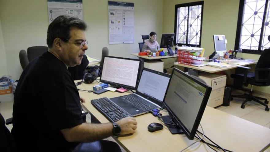 Amaya Padilla y Luis Portela en su centro de trabajo en Gracia.