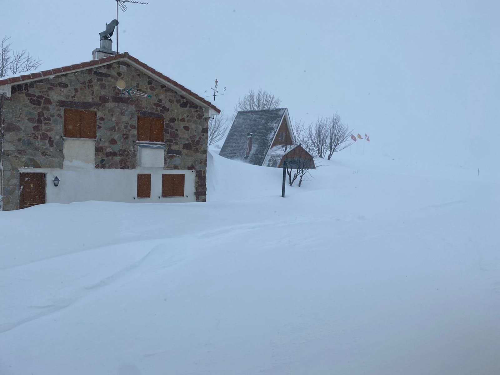 Más de dos metros de nieve: así se enfrentan los vecinos de Aller al temporal