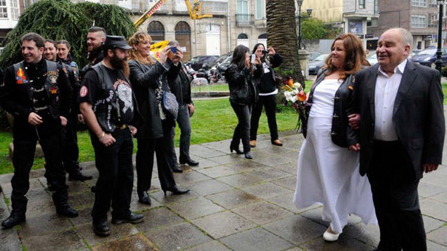 Asistentes y contrayentes en la boda. / NOE PARGA