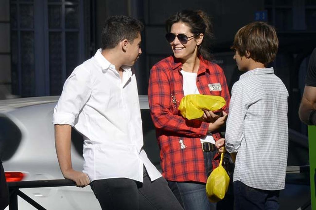 Nuria Roca con dos de sus hijos, Juan, de 18 años y Pau, de 14.