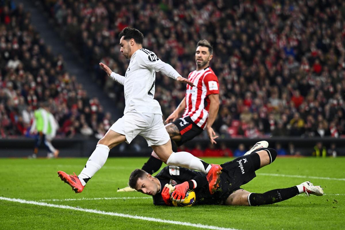 Athletic Bilbao's goalkeeper Julen Agirrezabala, down, makes. asave against Real Madrid's Brahim Diaz during the Spanish La Liga soccer match between Athletic Bilbao and Real Madrid at the San Mames stadium in Bilbao, Spain, Wednesday, Dec. 4, 2024. (AP Photo/Miguel Oses)