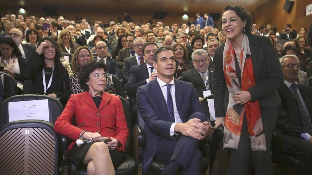 El presidente del Gobierno, entre las ministras de Educación, Isabel Celaá (izquierda) y Trabajo, Magdalena Valerio