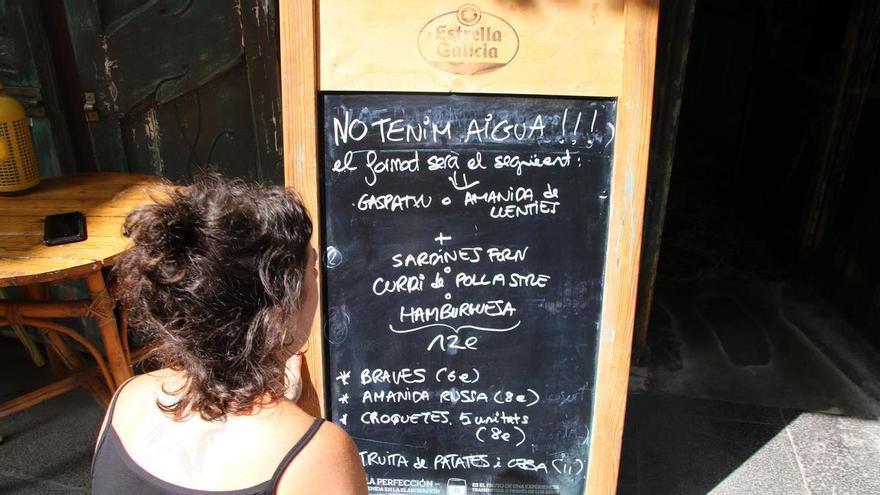 Vídeo: Plats i gots de cartó i garrafes per rentar caps: els comerços de la Bisbal s'adapten a la manca d'aigua al municipi