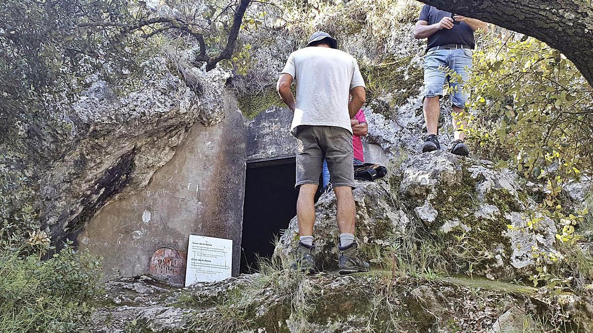 Un grupo de visitantes se prepara para acceder a la Cova de la Sarsa. Se necesita equipamiento técnico y un guía especializado. | LEVANTE-EMV