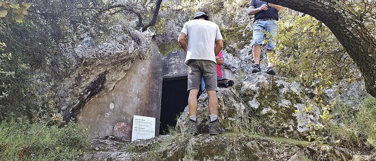 Un grupo de visitantes se prepara para acceder a la Cova de la Sarsa. Se necesita equipamiento técnico y un guía especializado. | LEVANTE-EMV