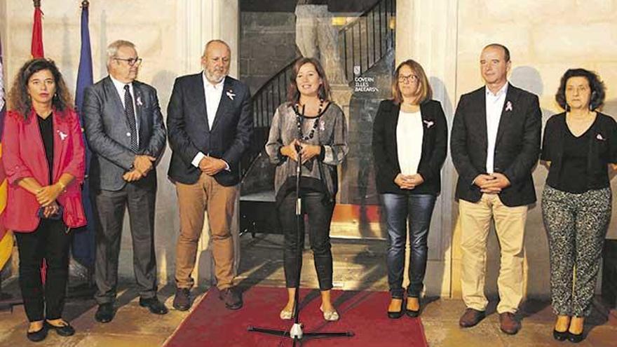 Los presidentes de los consells con la presidenta Francina Armengol y la consellera Santiago. q