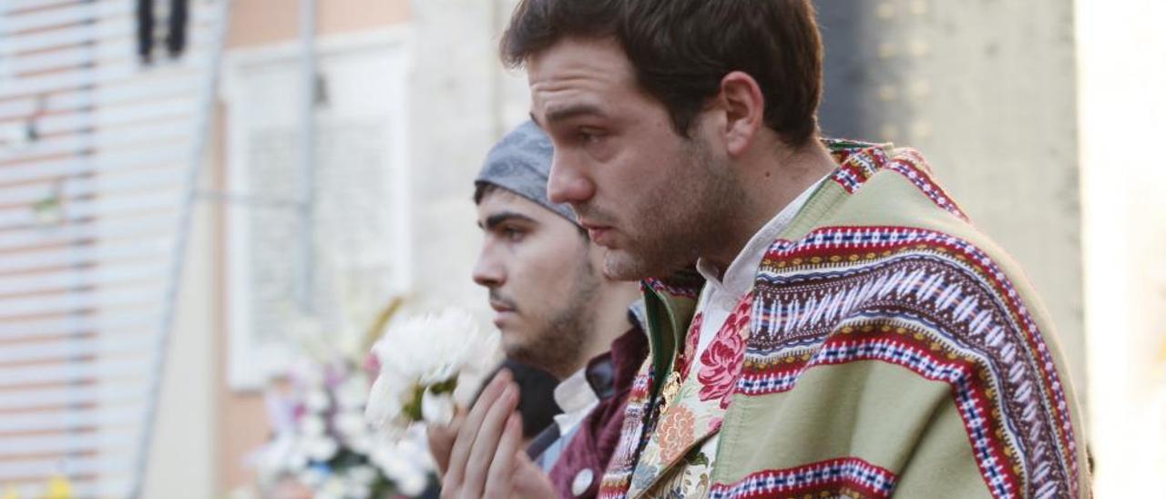 Un fallero se muestra emocionado en la Ofrenda.