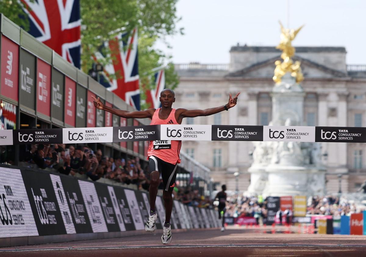 Sebastian Sawe, de Kenia, gana el Maratón de Londres con un récord mundial y el primer tiempo por debajo de las dos horas, 1:59:30 h, durante el Maratón de Londres, celebrado en Londres, Reino Unido, el 26 de abril de 2026.