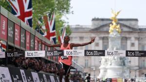 LONDON (United Kingdom), 26/04/2026.- Sabastian Sawe of Kenya wins the London Marathon with a World Record and the first sub two-hour marathon time of 1:59:30 h during the London Marathon in London, Britain 26 April 2026. Taking place since 1981, the London Marathon is one of the most popular marathons in the world, with a record-breaking total of more than 59,000 people are expected to take part in the 2026 race. (Maratón, Kenia, Reino Unido, Londres) EFE/EPA/NEIL HALL