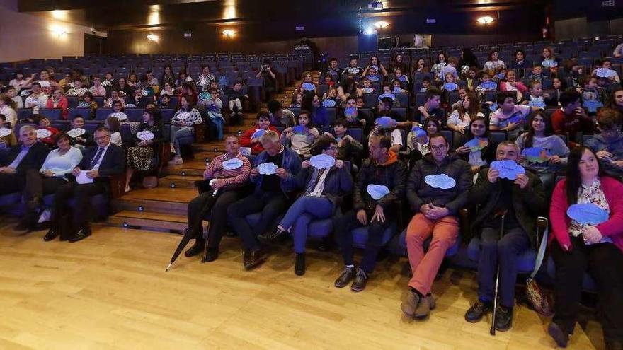 Ambiente en el auditorio ovetense durante la entrega de los premios del concurso &quot;Arte y reciclaje. Asturias sostenible, concejo a concejo&quot;.