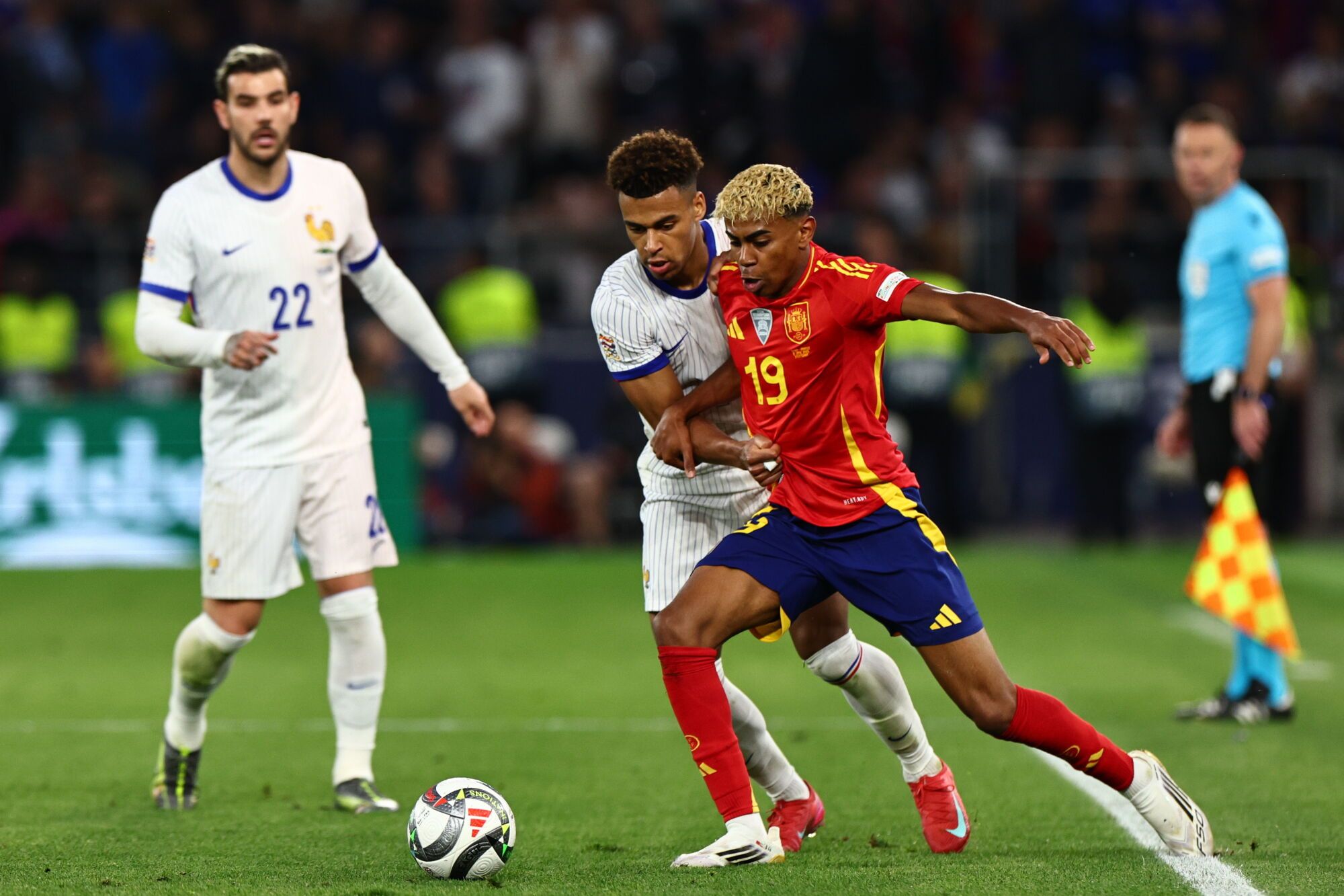 Stuttgart (Germany), 05/06/2025.- France's Desire Doue (C) in action against Spain's Lamine Yamal during the UEFA Nations League semi-final soccer match between Spain and France, in Stuttgart, Germany, 05 June 2025. (Francia, Alemania, España) EFE/EPA/ANNA SZILAGYI