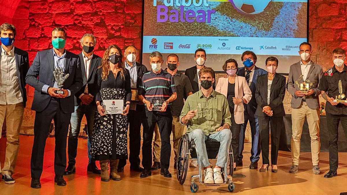 Foto de familia, al final del acto, de los premiados con organizadores y autoridades.