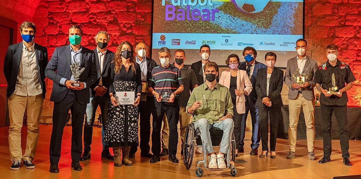 Foto de familia, al final del acto, de los premiados con organizadores y autoridades.