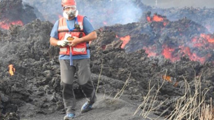 Un técnico junto a la colada del volcán de La Palma.