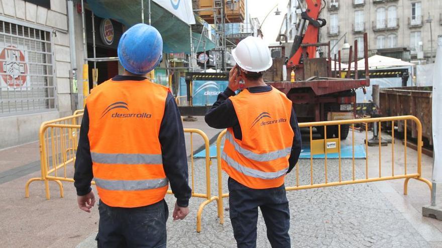 Dos operarios del sector de la construcción en una obra en Ourense. // Iñaki Osorio