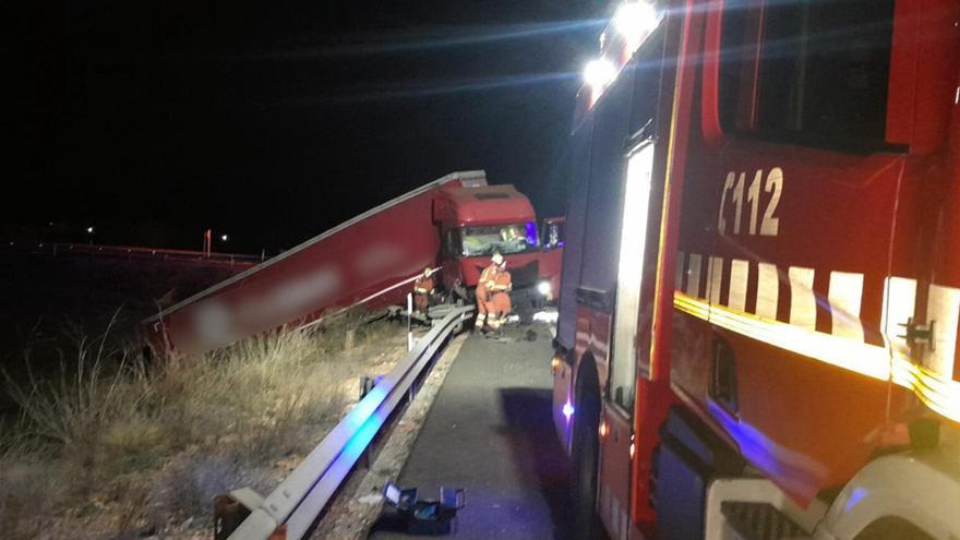 Susto en la A-35 a la altura de Canals al salirse un tráiler de la carretera