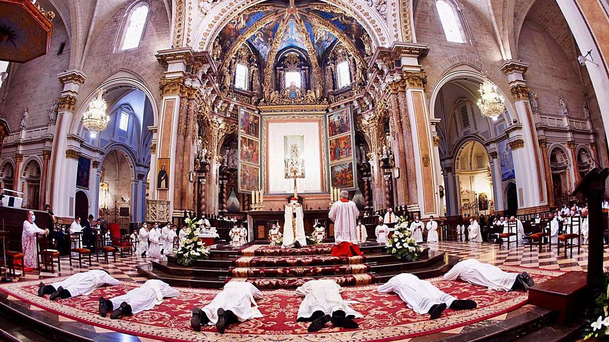 Los seis nuevos sacerdotes ordenados el sábado, en el suelo durante un momento del acto. | LEVANTE-EMV